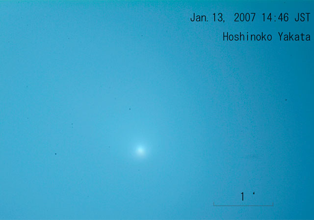 青空の中のマックノート彗星